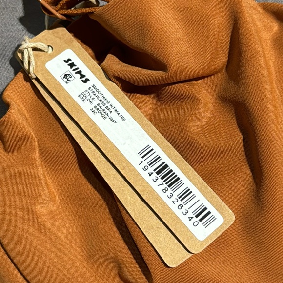 Skims smoothing intimates strapless bra - Picture 2 of 11